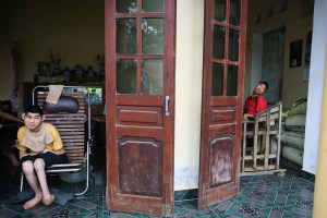 Agent Orange victims Nguyen and Hung Vuong Pham, ages 14 and 15, as captured by Brian Driscoll, photographer, in 2008.(Huffington Post, 2013, see link in article)